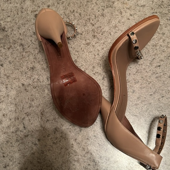 BCBG Maxazria tan heels - Picture 6 of 7